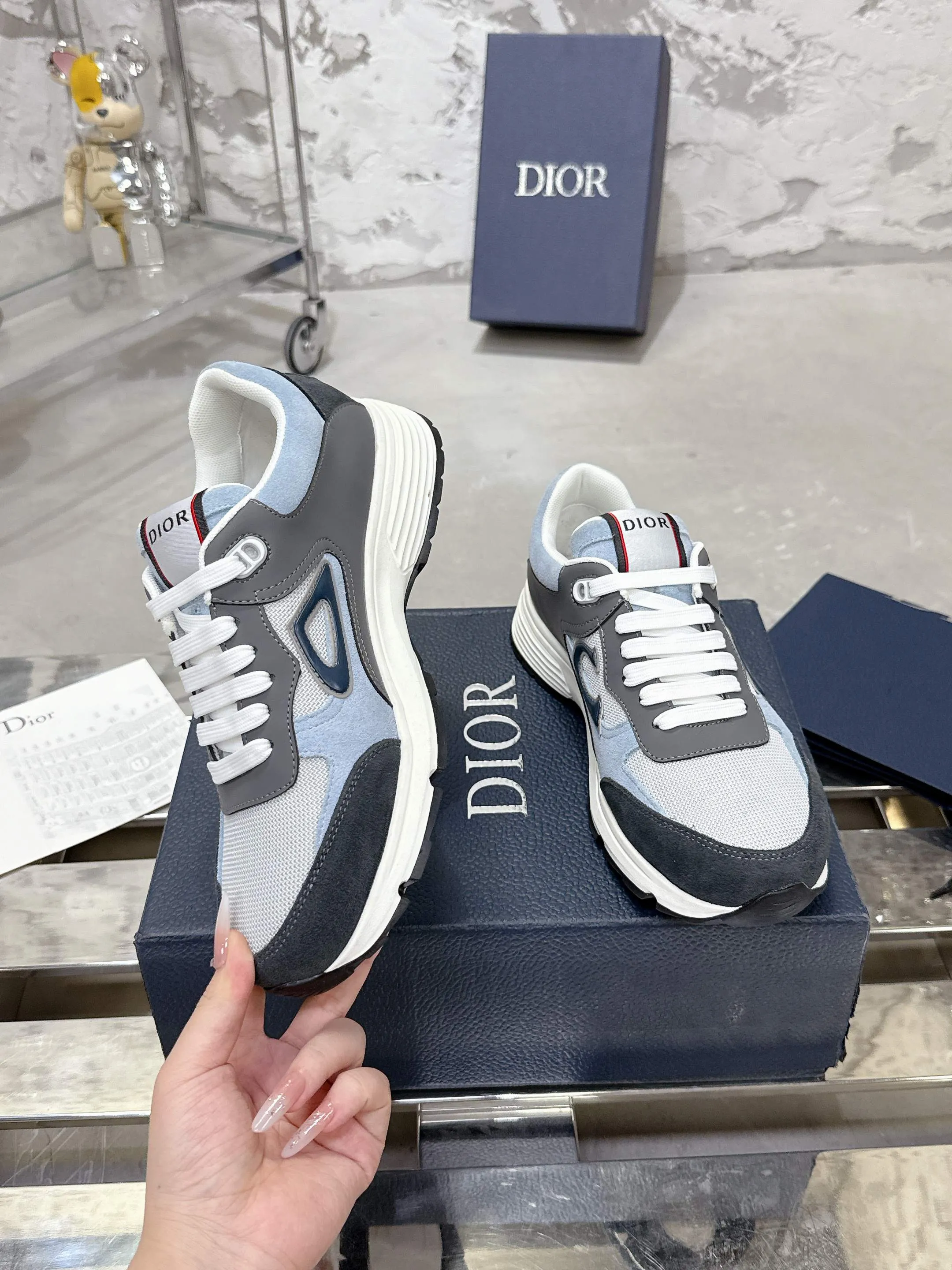 👟👟Ex-factory price 540👟👟 Dior Dior’s latest color matching B30 series dad sneakers. Original version 18,000💰 purchased for development and production. Brand new B30 sneakers. Dad Shoes style shoes that follow the trend of the retro market. The Dior logo on the tongue also indicates that this pair of shoes is the B30 model! B30 uses fine-textured leather and mesh cloth materials to form a shoe body. There are conspicuous letters CD on both sides of the shoe body to indicate identity. Many lines on the shoe body outline details to make the shoes look less monotonous and full of retro flavor. The delivery counter is exquisitely packaged🛍📦 ▪️Fabric: Original customized technical fabric + mesh ▪️Inner lining: Customized breathable lining ▪️Outsole: Original molded IP foam + TPU outsole ▪️Sole thickness: 3.5CM ▪️Size: Men’s size 39-45